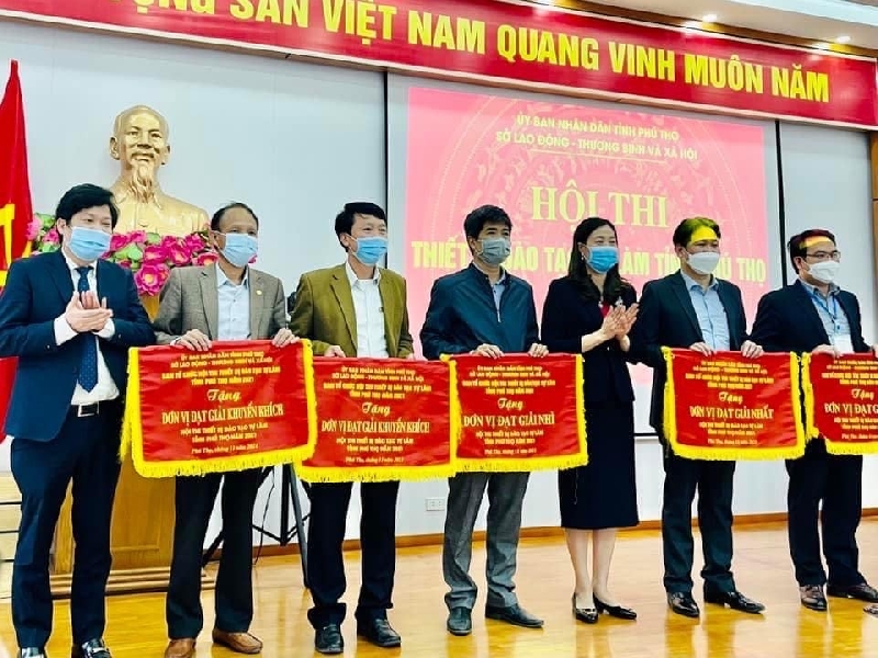 Thầy Bùi Quốc Huy và thầy Vũ Xuân Dậu tham gia Hội thi Thiết bị đào tạo tự làm tỉnh Phú Thọ 2021