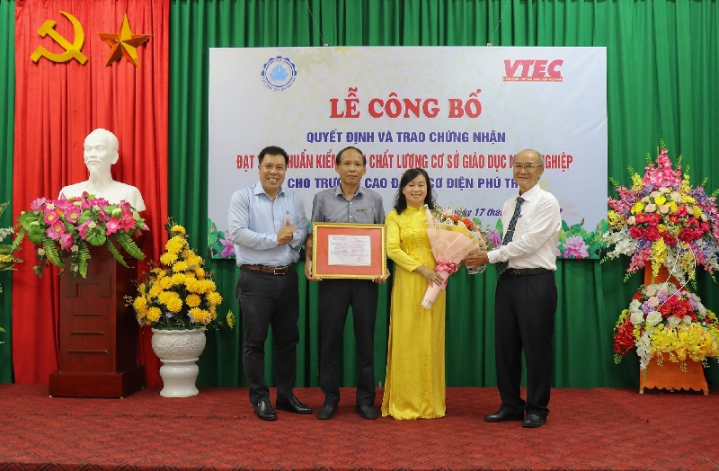 Lễ công bố Quyết định và trao Giấy chứng nhận đạt tiêu chuẩn kiểm định chất lượng GDNN