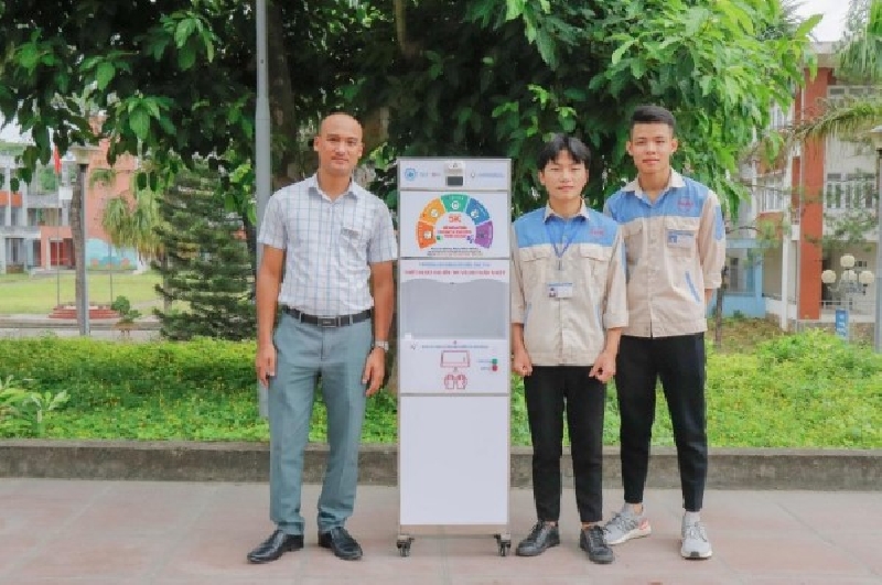Chế tạo thành công Thiết bị sát khuẩn tay và đo thân nhiệt tự động