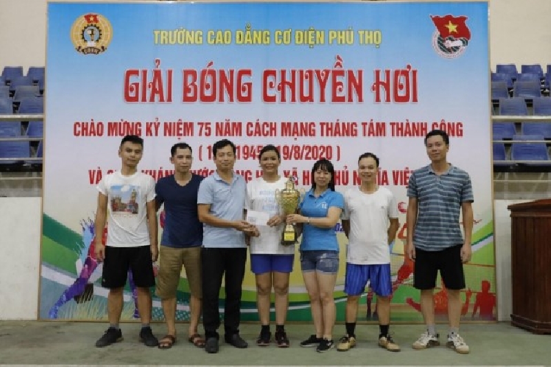 Công đoàn và Đoàn thanh niên PCEM tổ chức giao lưu bóng chuyền hơi