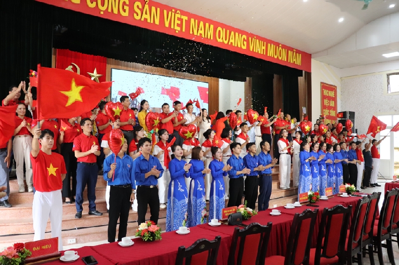 PCEM tổ chức Chương trình văn nghệ "Tự hào Cơ điện - Chung nhịp Việt Nam" PCEM tổ chức Chương trình văn nghệ "Tự hào Cơ điện - Chung nhịp Việt Nam"