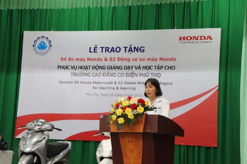 PCEM tiếp nhận thiết bị dạy học do Công ty HONDA Việt Nam tài trợ