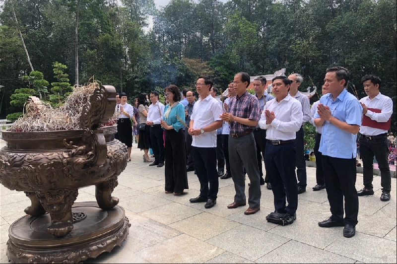 Đoàn cán bộ hệ thống GDNN tưởng nhớ Bác tại Khu di tích K9