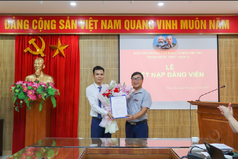 Chi bộ KHCB - CBNS - Kinh tế tổ chức kết nạp Đảng viên mới Chi bộ KHCB - CBNS - Kinh tế tổ chức kết nạp Đảng viên mới