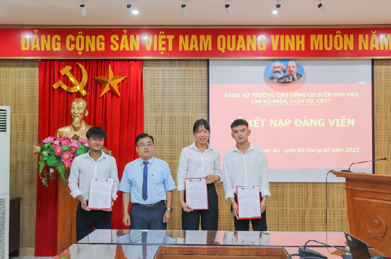 Chi bộ Điện - Điện tử - CNTT tổ chức kết nạp Đảng viên mới Chi bộ Điện - Điện tử - CNTT tổ chức kết nạp Đảng viên mới