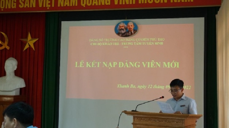 Chi bộ Khảo thí - Trung tâm tuyển sinh tổ chức kết nạp Đảng viên mới