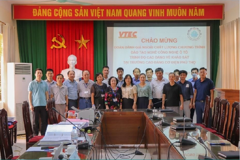Công ty Cổ phần Kiểm định & Tư vấn giáo dục Việt Nam đánh giá ngoài chương trình đào tạo nghề Công nghệ ô tô trình độ cao đẳng tại trường Cao đẳng Cơ điện Phú Thọ
